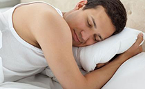 睡觉出汗怎么回事男性 男人晚上睡觉出虚汗正常吗