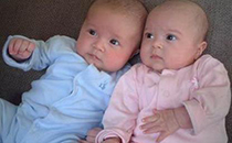 如何同时给双胞胎宝宝喂奶 龙凤胎和双胞胎的区别