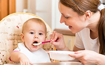 母乳喂养妈妈吃什么宝宝拉肚子 宝宝吃母乳拉稀正常吗