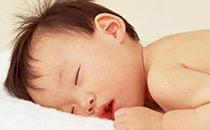 孩子张嘴睡觉是什么原因 如何纠正孩子张嘴睡觉