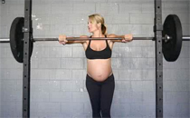 怀孕9个月准妈妈举杠铃做深蹲是为什么 怀孕可以举杠铃健身吗